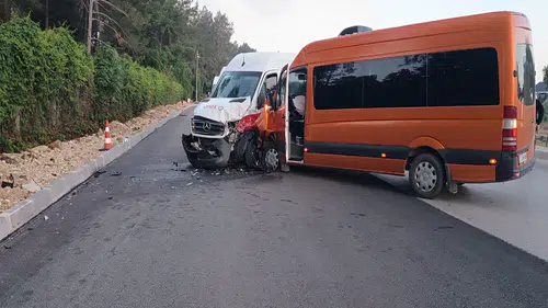 Antalya'da İki Tur Minibüsü Çarpıştı: 13 Yabancı Turist Yaralandı