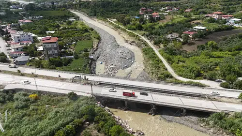 Hatay'daki Köprü Faciasında 3. Gün: Kayıp Genç Aranıyor