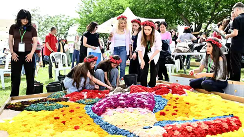 Antalya’da 130 Bin Çiçek Gençlerin Elinde Sanata Dönüştü