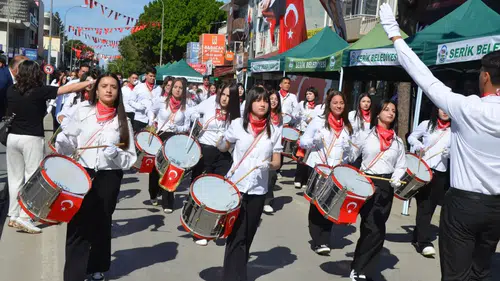 Serik'te 19 Mayıs Kutlamaları Cumhuriyet Meydanı Gençlerin Enerjisiyle Doldu