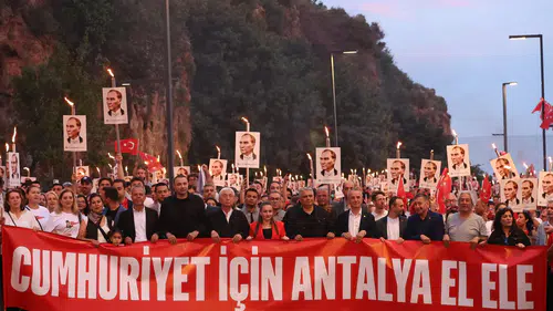 Antalya'da 19 Mayıs Coşkusu! Binlerce Kişi Fener Alayında Buluştu