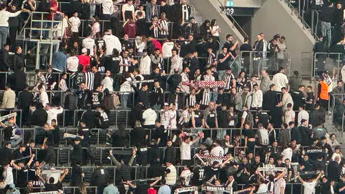 Beşiktaş'ta İnönü Buz Kesti! Dev Derbide Sahaya Sırtlarını Döndüler!