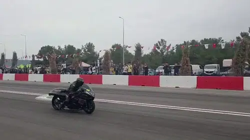 Antalya Motodrag Yarışında Dehşet Anları: Sürücü Bariyerlere çarptı!