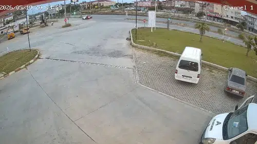 Manavgat’ta Motosiklet Otomobile Çarptı! Kaza Kameraya Yansıdı