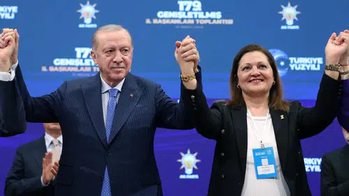 Burcu Köksal Resmen AK Parti’ye Geçti! Erdoğan Rozetini Taktı