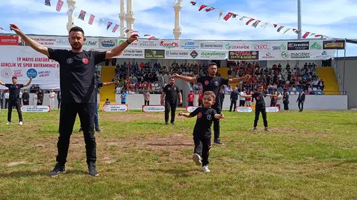 Kumluca'da Tüm Stadyum Onu İzledi! 3 Yaşındaki Ardenalp'ten Zeybek Performansı