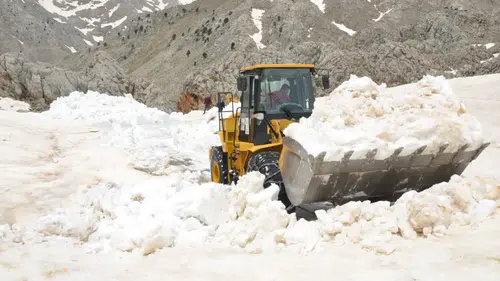 Antalya'da Deniz Keyfi Yapılırken Toroslar'da Kar Mesaisi Sürüyor