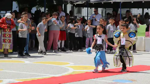 Burdur'da Minik Öğrencilerden Geri Dönüşüm Defilesi
