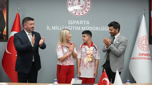 Ispartalı Adem Baş Down Sendromu Dünya Şampiyonası'ndan 5 Altın Madalyayla Döndü