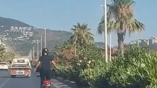 Alanya'da Trafikte Ölümcül Gösteri: Motosiklet Üzerinde Ayağa Kalktı!