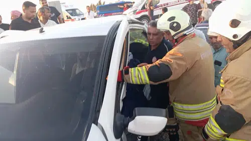 Hatay'da İki Otomobil Çarpıştı: Sıkışan Yaralıları İtfaiye Kurtardı