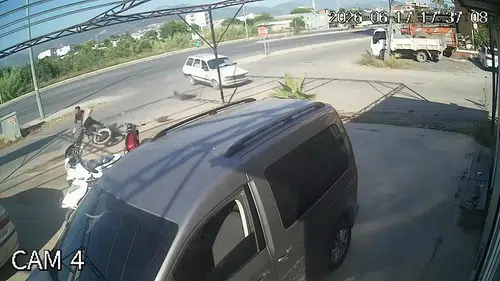Gazipaşa'da Kavşakta Çarpışma: Motosikletli Savruldu!