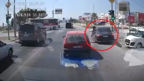 Manavgat'ta Emniyet Şeridinden Gelen Otomobil Genç Kıza Çarptı