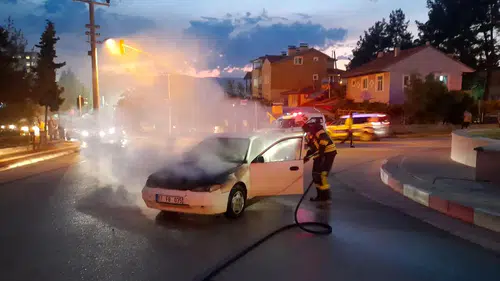 Burdur’da Otomobil Yangını: Sürücü Dumanı Fark Etti