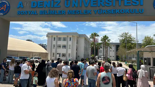 Antalya'da TYT Maratonu Bitti: Adaylar Kapıda Alkışlarla Karşılandı!