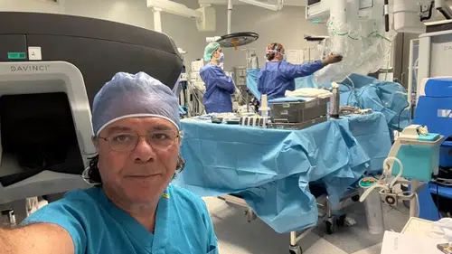 Akdeniz Üniversitesi Mezunu Türk Cerrah İngiltere'de Canlı Ameliyat Yapacak