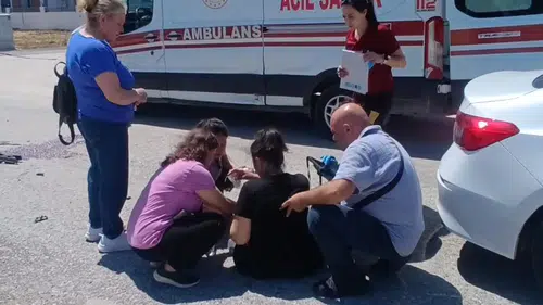 Manavgat'ta Kontrolsüz Kavşakta Korkunç Çarpışma! Yaralı Kadının Gözyaşları Yürek Burktu