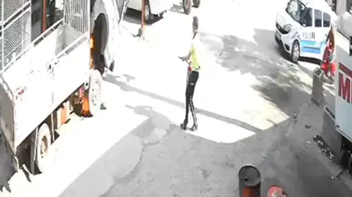 Tefenni'de Kamyonet Yandı, Polisler Söndürdü