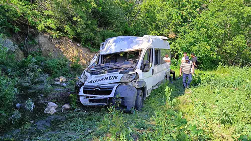 Burdur’da Piknik Dönüşü Facia: Minibüs Şarampole Yuvarlandı!