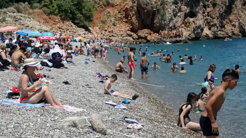 Aşırı Sıcaklar Antalya'yı Esir Aldı: Termometreler 41'i Gördü
