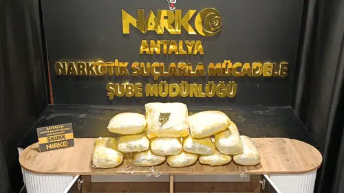 Antalya'da Kargo İçerisine Gizlenen Uyuşturucu Yakalandı