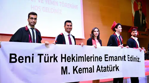 Akdeniz Üniversitesi Tıp Fakültesi'nde Mezuniyet Gururu!