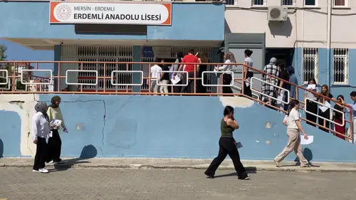 Mersin'de YKS Heyecanı: Kapı Kapanırken Saniyelerle Yetiştiler