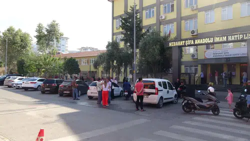 Alanya'da LGS Heyecanı! Veliler Dualarla Çocuklarını Bekledi