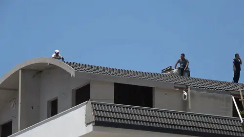 Alanya’da Binanın Çatısına Çıkan Şahıs İkna Edildi