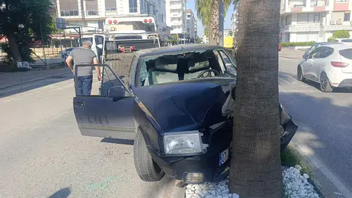 Manavgat'ta Kontrolden Çıktı, Palmiyeye Saplandı! Hurdaya Dönen Araçta 4 Kişi Yaralandı