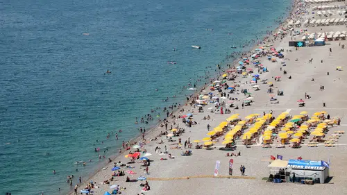 Antalya 30 Derece, Nem Yüzde 80! Serinlemek İçin Konyaaltı'na Akın Ettiler