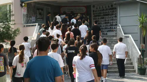 LGS Heyecanı Antalya’yı Sardı! Sıralarda Öğrenciler Dışarıda Aileler Ter Döktü