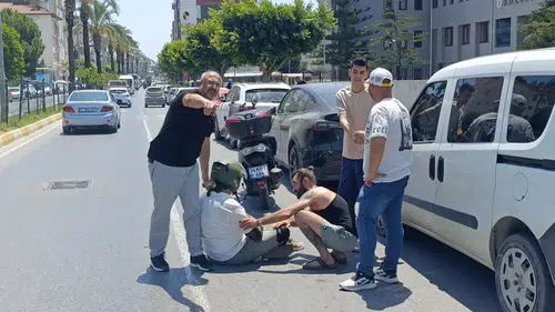 Manavgat'ta Kaza:Motosiklet ile Mini Elektrikli Araç Çarpıştı,1 Yaralı