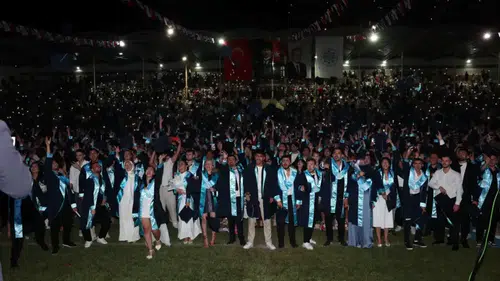 ALKÜ'de Mezuniyet Gururu: 2 Bin 705 Öğrenci Kep Fırlattı