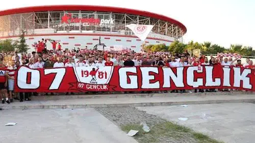 Antalyaspor Taraftarından Tarihi Meşale Şovu!