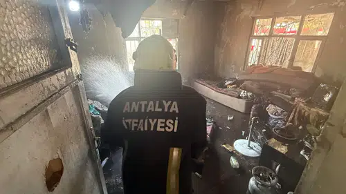 Antalya'da Yangın: Komşu İki Ev Aynı Anda Alev Aldı