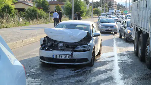 Burdur'da Kavşakta Şiddetli Çarpışma: Otomobilde Sıkıştı!