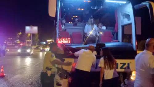 Burdur'da Korkutan Çarpışma: Otobüsle Burun Buruna Gelen Araçta 3 Yaralı!