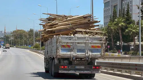 Muratpaşa'da Ahşap Yüklü Kamyon Sürücüsü Dökülen Parçalara Aldırmadı!