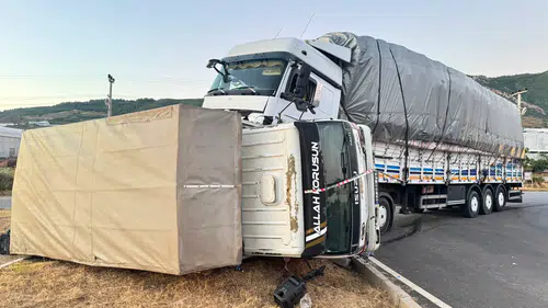 Gazipaşa'da Kavşak Kazası: Kamyonet Devrildi, 1 Yaralı