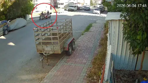 Manavgat'ta Feci Çarpışma: Sokak Kesişiminde Yola Savruldu!