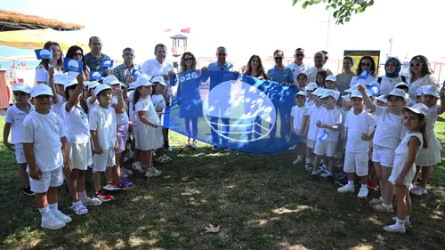Kemer'de Ödüllü Halk Plajında Bayrak Göndere Çekildi