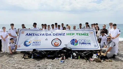 Konyaaltı Sahilinde Sıfır Atık Seferberliği: Gençler Çevre İçin Sahaya İndi!