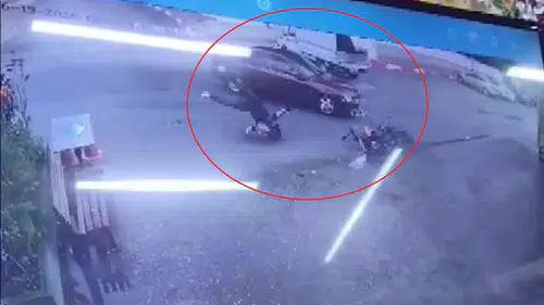 Kepez'de Otomobille Çarpışan Motosikletli Havaya Uçtu
