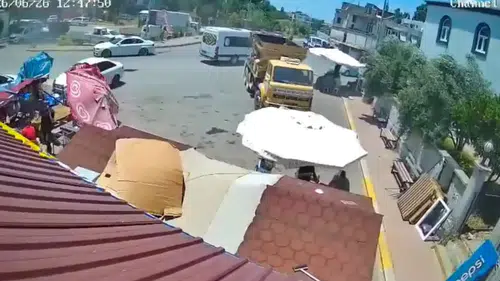 Serik’te Hortum Anı: Tente Müşterilerin Üzerine Düştü