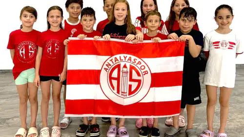 Antalyaspor'un Minik Kulaçlarından Havuzda Türkiye Derecesi