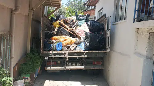Komşular Kokudan Şikayet Etti, Evden Çıkanlar Hayrete Düşürdü