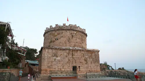 2 Bin Yıllık Hıdırlık Kulesi Yeniden Ziyarete Açıldı! Tarih ve Manzara Bir Arada