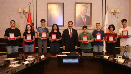 Depremin Yıkıntılarından Zirveye! Hatay’ın Şampiyon Öğrencileri Gururlandırdı