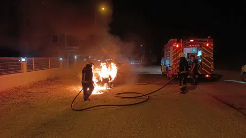 Manavgat'ta Bulvarda Yanan Otomobil Kullanılamaz Hale Geldi
